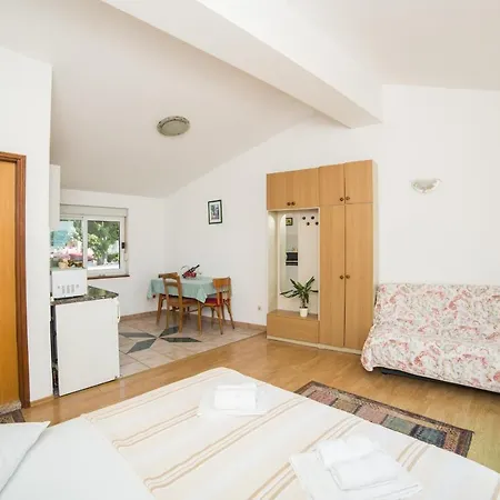 Apartment Mirna Center & *
